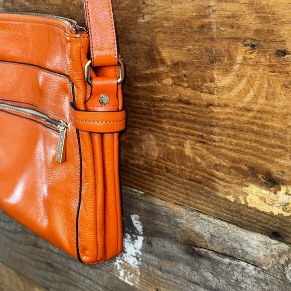 π§‘β Bright Rich Orange Pebbled Leather Crossbody Bag π§‘
Lots of pockets - Picture 4 of 16